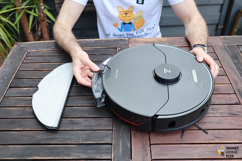 The water tank of the Roborock S7 MaxV is attached to the robot from behind.